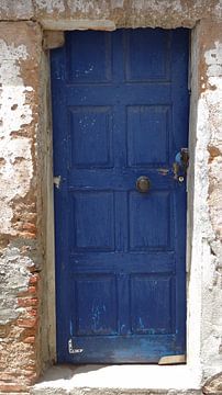 Blauwe deur in Constancia Portugal van Frans Collette