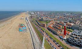 Luftbildpanorama von Scheveningen mit dem Leuchtturm an der Nordsee in den Niederlanden von Eye on You