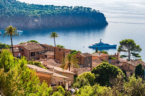 Traditionele stenen huizen aan de kust van het eiland Mallorca