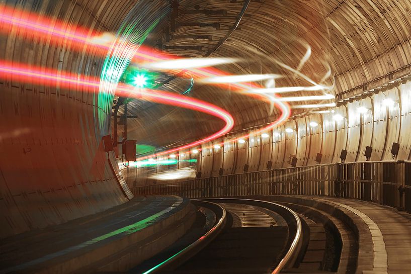 Zug im Tunnel von Frank Herrmann
