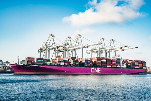 Containerschip One Hanoi bij de terminal in de haven van Rotterdam