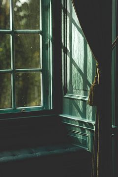 Groen oud raam met reflectie van Annelies Hoek