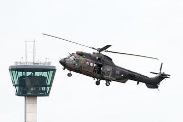 Eurocopter Cougar hangt stil bij verkeerstoren van Wim Stolwerk