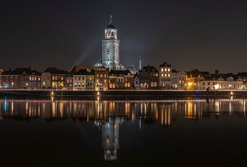 Skyline von Deventer bei Nacht