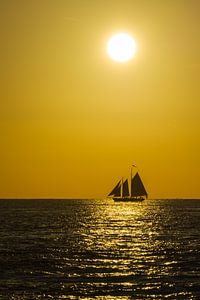 USA, Florida, Schöne romantische Abendstimmung in Key West mit Segelschiff von adventure-photos