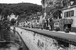 Ein Morgen in La Roque Gageac in Schwarz und Weiß