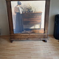Klantfoto: Interieur met de vrouw van de kunstenaar die bij een ladekast staat te lezen, Carl Holsøe (gezien bij vtwonen), als ArtFrame