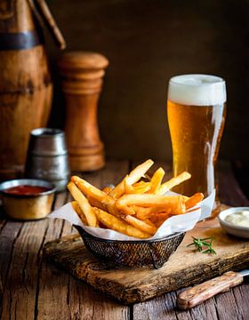 Chips et bière sur Fine Art Studios