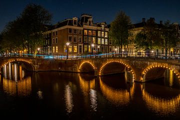 Amsterdamer Grachten bei Nacht - Spiegelungen und Lichtstreifen von Rachel Mein