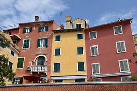 Kleurrijke huizen in Rovinj van Erik Buitenhuis
