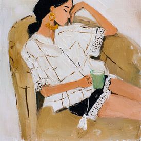 Entspannte Frau mit einer Tasse Kaffee im Sessel von But First Framing
