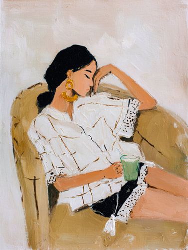 Une femme détendue, un café à la main, assise dans un fauteuil sur But First Framing