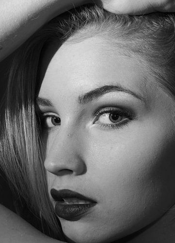 Woman in black & white no. 3 von Johan De Moor