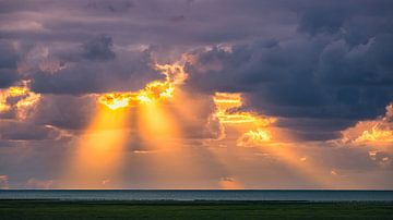 Zonnestralen over de Waddenzee van Henk Meijer Photography
