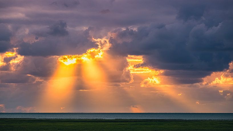Sonnenstrahlen über dem Wattenmeer von Henk Meijer Photography