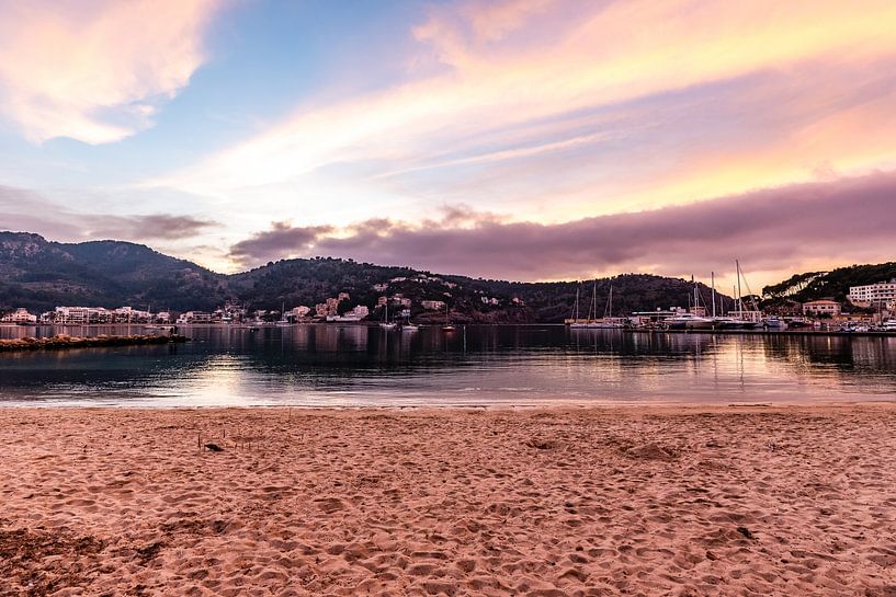 Kleurrijke zonsondergang in Port de Sóller van Joke Van Eeghem
