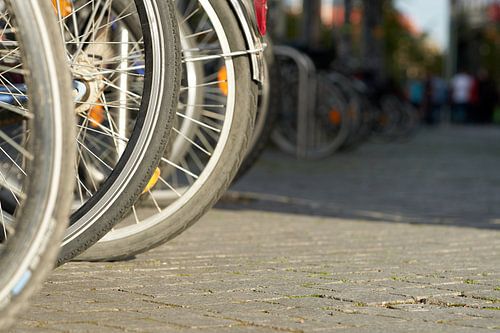 Fietsen op een fietsenstalling