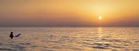 Surferin im Sonnenuntergang am Meer