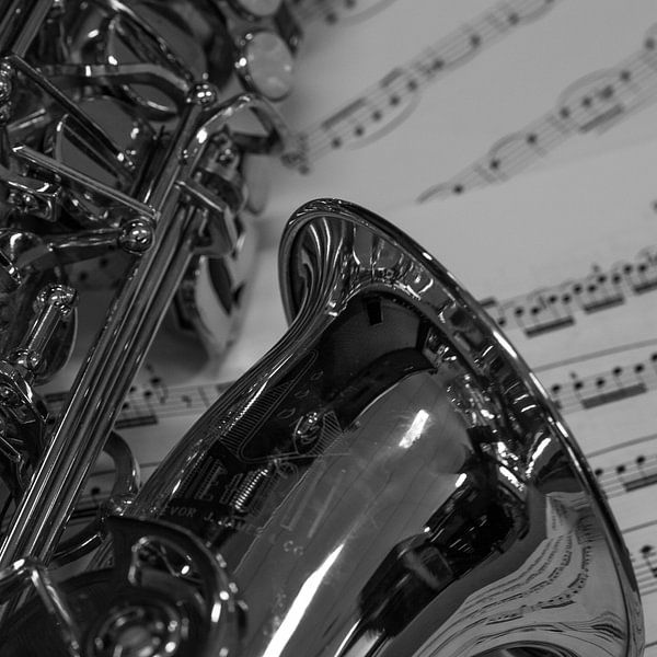 Als-sax op bladmuziek in zwartwit von Bianca Muntinga