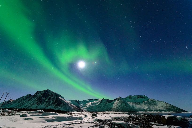 Noorderlicht, poollicht of Aurora Borealis in de nachtelijke hemel boven Noord Noorwegen van Sjoerd van der Wal Fotografie
