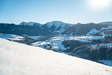 Winteruitzicht van Oberstaufen naar de Hochgrat, Steibis van Leo Schindzielorz