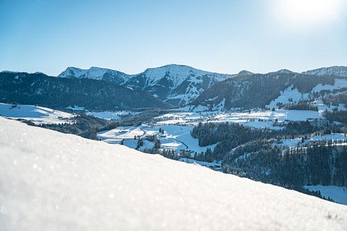 Winteruitzicht van Oberstaufen naar de Hochgrat, Steibis