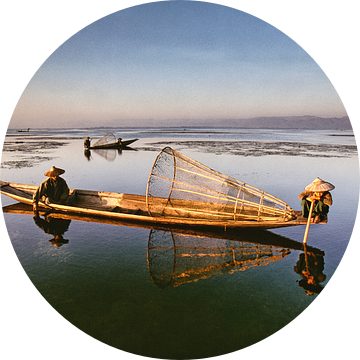 Vissers op het Inle meer in Myanmar van Frans Lemmens