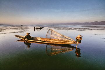 Les pêcheurs du lac Inle au Myanmar sont à la recherche de poissons sur Frans Lemmens