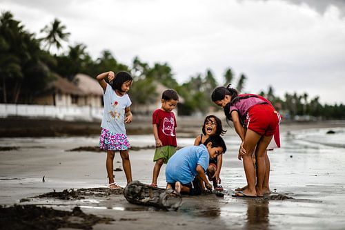 Kinderen op het strand in vissersdorpje in Filipijnen