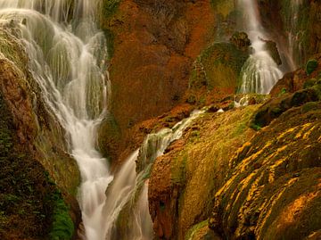 Goldener Wasserfall in Taiwan von Jos Pannekoek