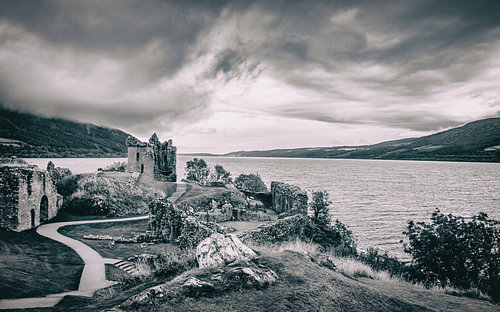 Urquhart kasteelruïnes aan het meer van Loch Ness in de Schotse Hooglanden.  Schotland deluxe!