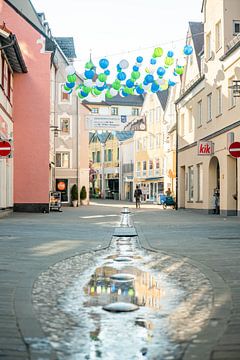 Zomerlantaarns in de Gerberstraße Kempten im Allgäu van Leo Schindzielorz