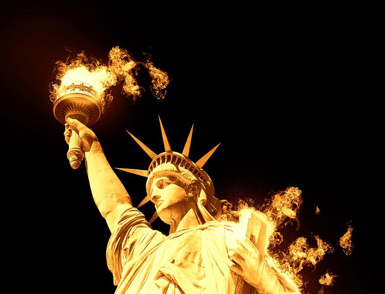  Freiheitsstatue mit brennendem Feuer isoliert auf schwarzem Hintergrund von Maria Kray