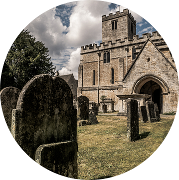 Kerk en grafsteen in Bibury, Engeland van Art By Dominic