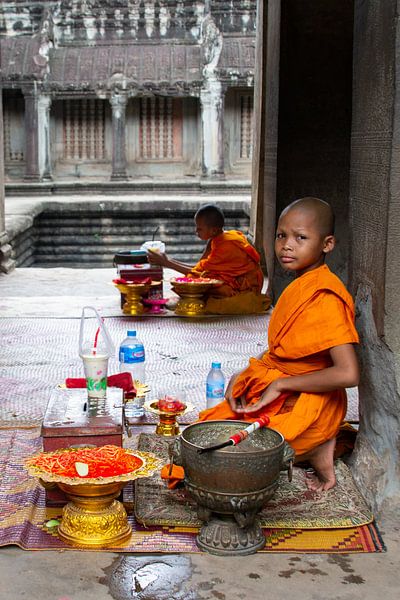 Monnik (kind) in oranje pij en offeranden bij Angkor Wat van Monique Tekstra-van Lochem