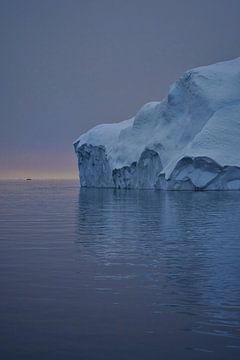 Een piepklein bootje en een gigantische ijsberg van Elisa in Iceland