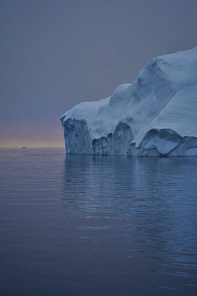 Ein kleines Boot und ein riesiger Eisberg von Elisa in Iceland