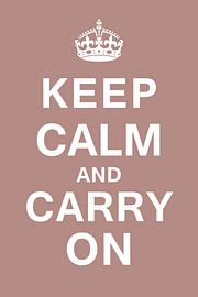 Keep Calm and Carry On – Inspirierendes Zitat in Altrosa von Sandra Hazes