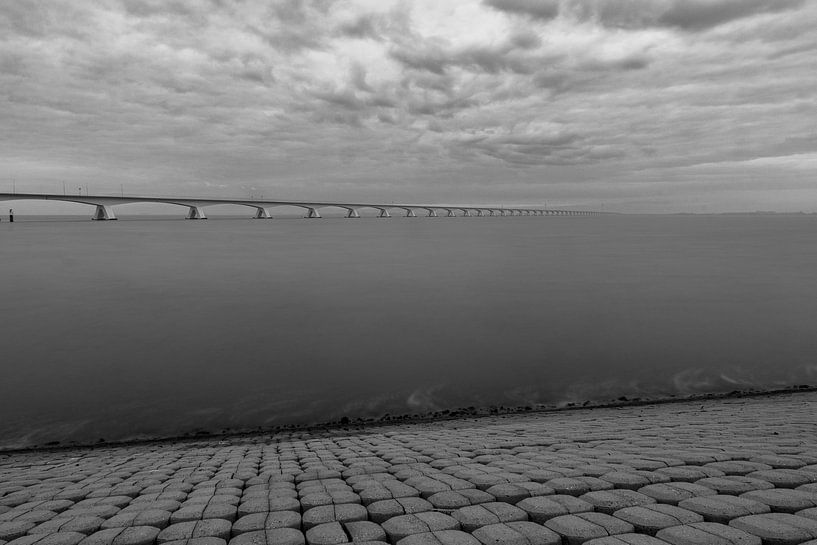 Zeelandbrücke bl/w von Nuance Beeld