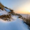 Winterlicht über den Dünen von Ameland von Peter Kuipers