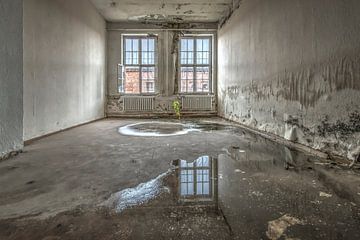 Weerspiegeling in een kamer van een verlaten fabriek van Gerben van Buiten