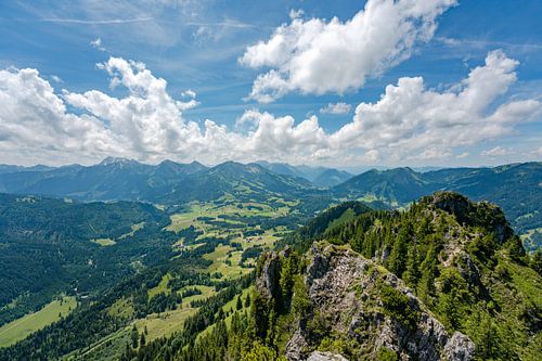Zomers uitzicht vanaf de Sorgschrofen op de Oberjoch en de Allgäuer Alpen