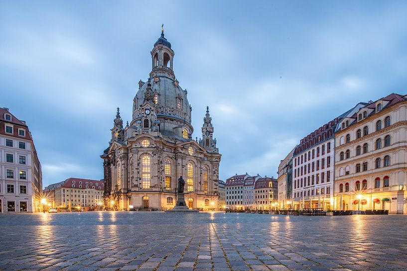 Uitzicht over de Neumarkt naar de Frauenkirche in Dresden van Fotos by Jan Wehnert
