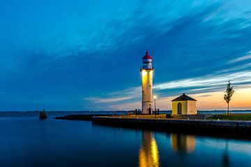 Sunset lighthouse Hellevoetsluis by Marco Schep