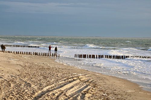 Mensen genieten van een mooie herfstdag