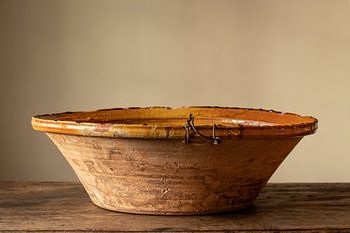 Schaal op een houten tafel