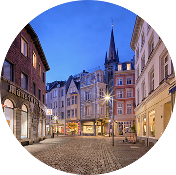 In het centrum van Aken op het blauwe uur