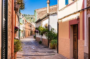 Mooie straat in Esporles, kleine mediterrane stad op Mallorca van Alex Winter