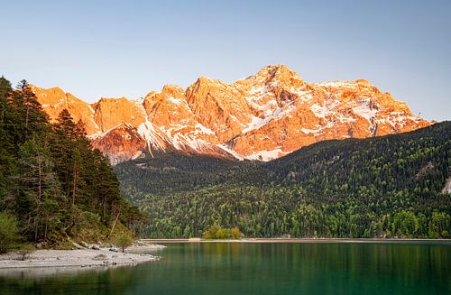 Eibsee en Zugspitze bij zonsondergang