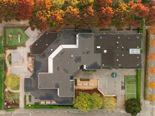Die Grundschule „Het Beemdenbos“ von oben